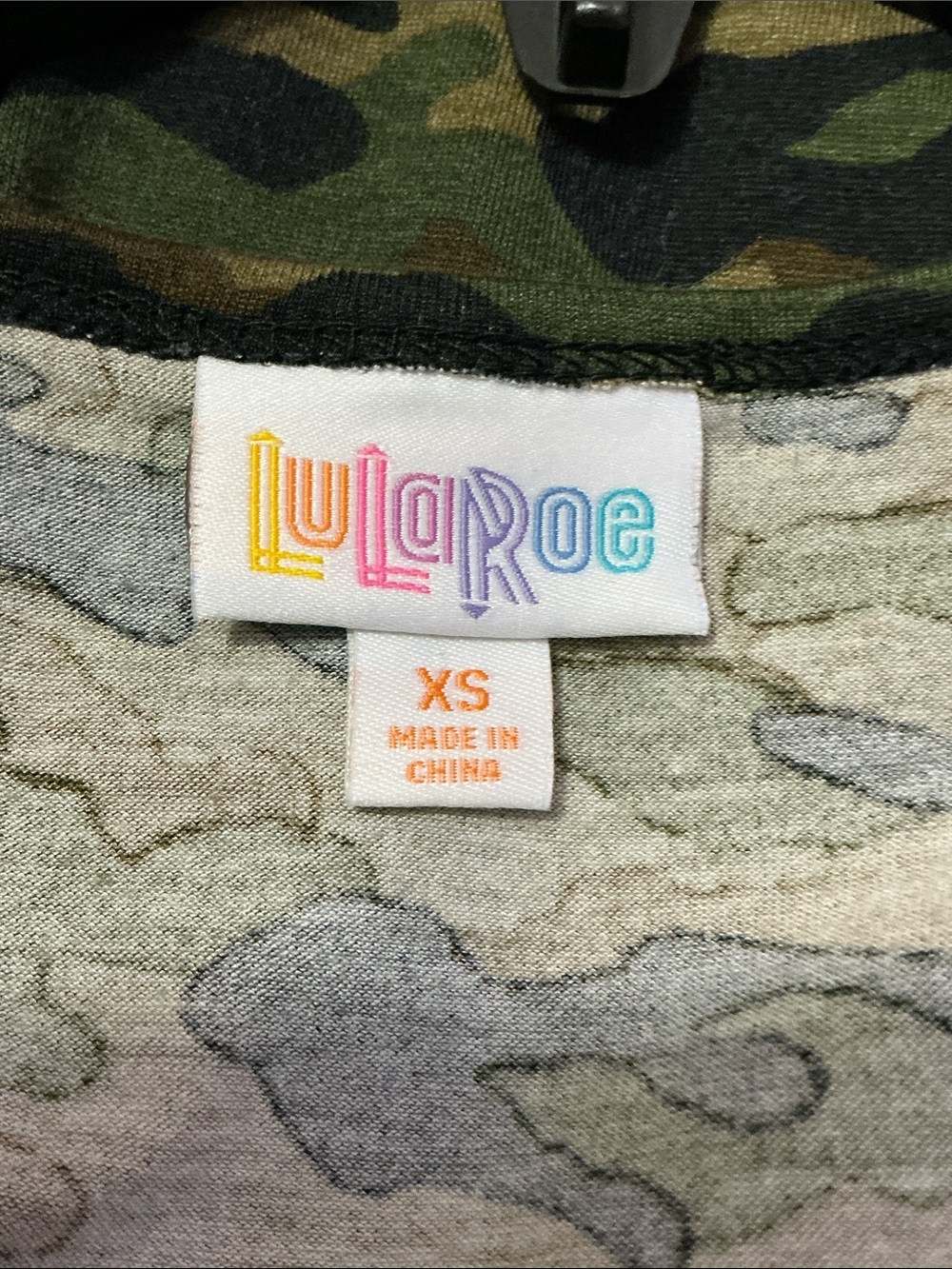 LULAROE Erika Camo Swing Top XS 18” p2p Black/Green Multi EUC - Picture 4 of 10